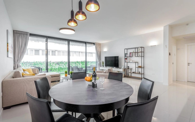 Spacious & Design 2BDR W/ balcony and parking