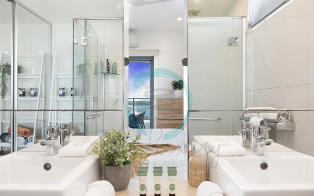 ZEN BY THE WATER - Darwin's Premier Ocean View Family Retreat