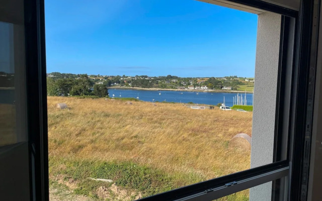 Pretty new House With Small sea View