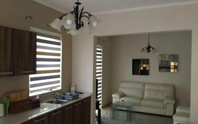 May Flower: Modern Flat close to Airport/Bus Stops