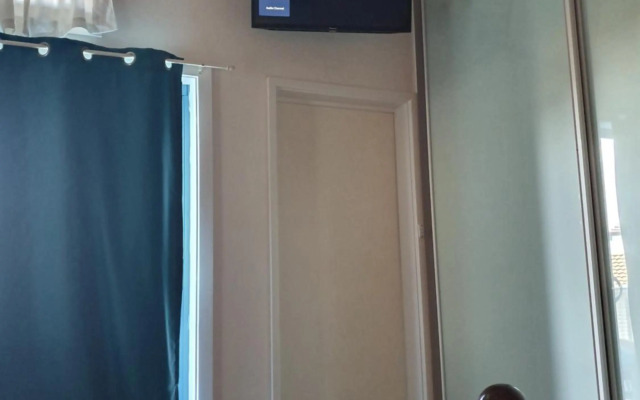 JUST-4-YOU! amazing sea views, WIFI, fullly air-conditioned, king bed