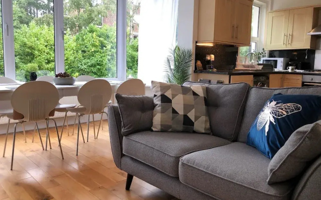 Apartmentsleeps6-balcony-freep-whiterabbitretreat