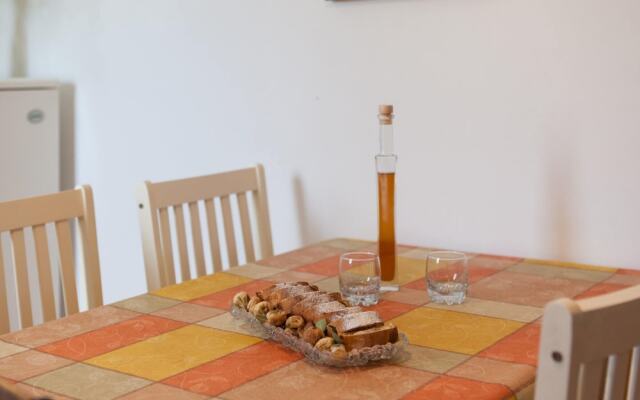 2 - Modern Apartment With Garden, 80m From Beach