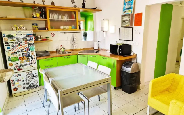 Croparadise Blue Hostel