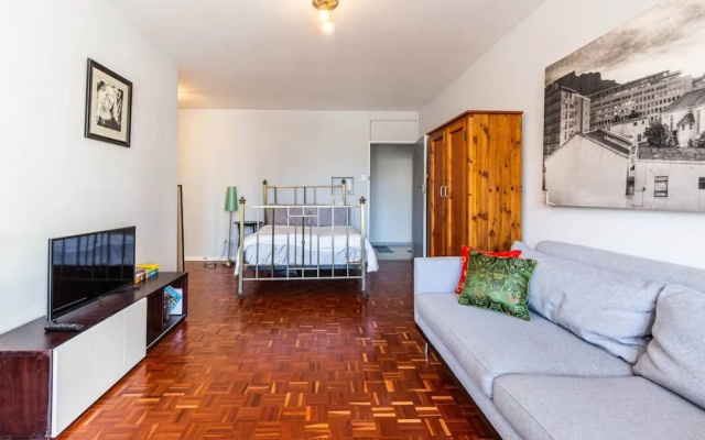 Secure Studio Apartment. With Mountain Views and a Pool