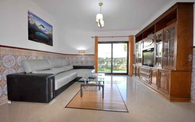 Residential Cul-de-sac Walking Distance to Centre, Private Pool, Free AC & Wifi