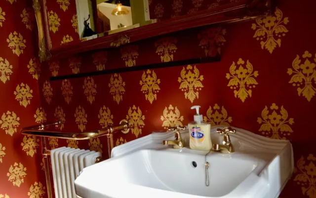 Traditional Boutique Apartment off Leith Walk