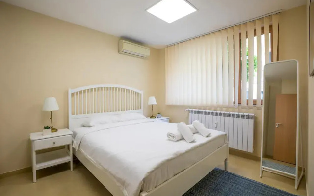 Bright 1bdr Apartment in Top Center