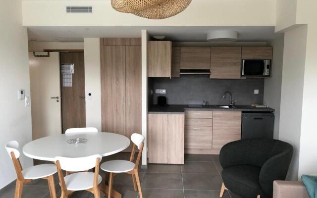 Shana Hotel & Residence