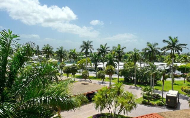 Inviting Beachfront Condo With Large Balcony and Pool