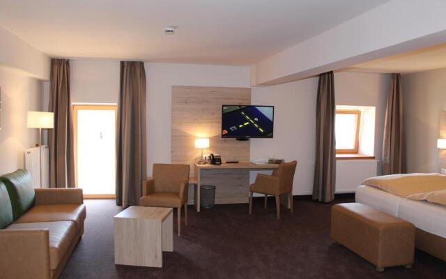 SPIEGLHOF apart