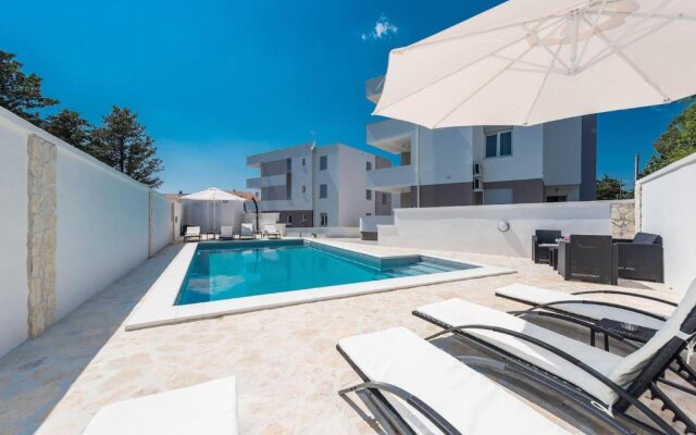 Villa Star 6 a centrally located ap. with a pool