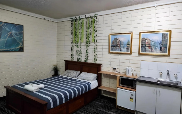Adelaide Motel & Backpackers