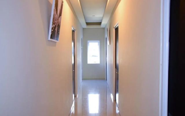 RedDoorz near Mangga Dua Square