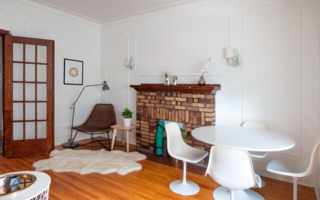 Artsy 3BR in Monkland Village by Host Kick