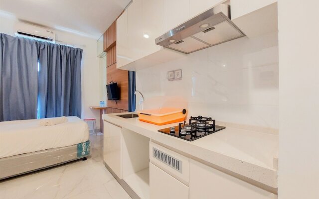 Homey And Restful Studio Room At Sky House Bsd Apartment