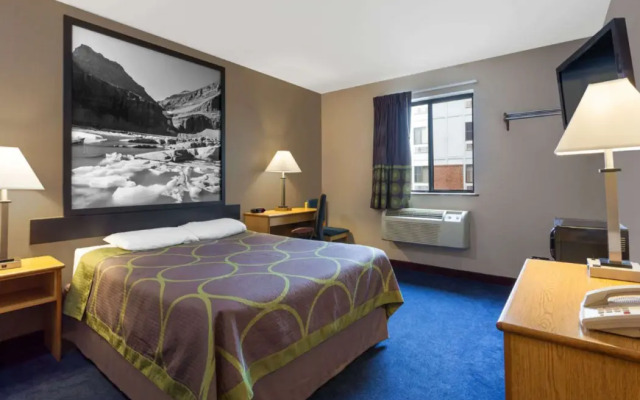 Super 8 by Wyndham Helen