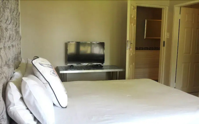 Umgwezi Lodge And Backpackers