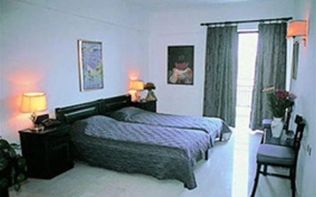 Enorme Epavli Boutique