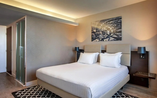 AC Porte Maillot Hotel