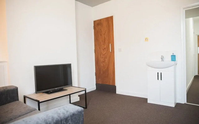 Room in Guest Room - Cheerful Big Room in City
