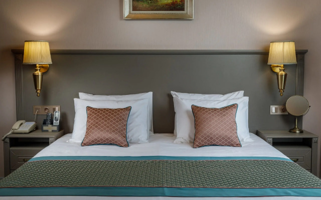 Mini-Hotel Biography