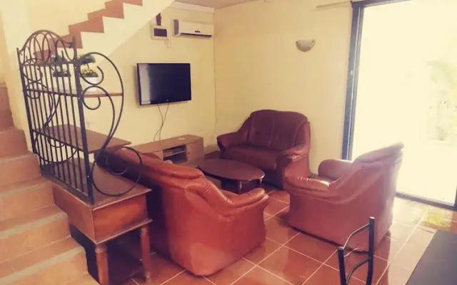 Cheerful 4-bedrooms Beachfront Home Flic en Flac