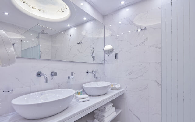 AVA Hotel & Suites