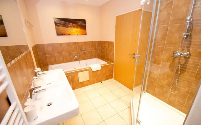 Post Residence Apartments 4B Incl Summer Card