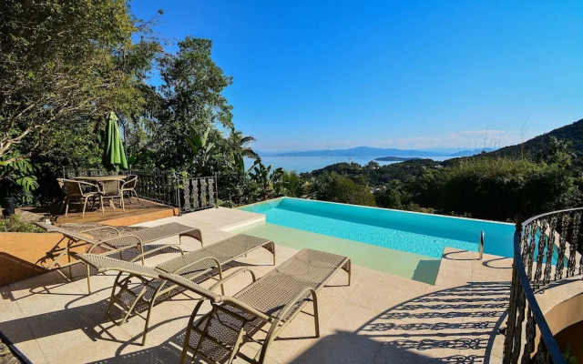 Charmosa Suíte em Sambaqui