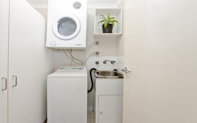 Ample Space In This 1 Bed Apt Also With Pool/Gym