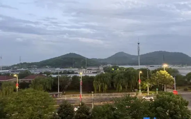 Yuefeng Hotel (Wuhu Sanshan Economic Development Zone)