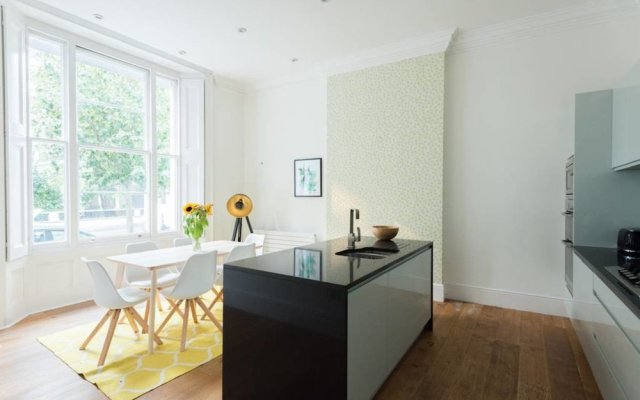 Beautifully designed 3 bed apartment in Bayswater