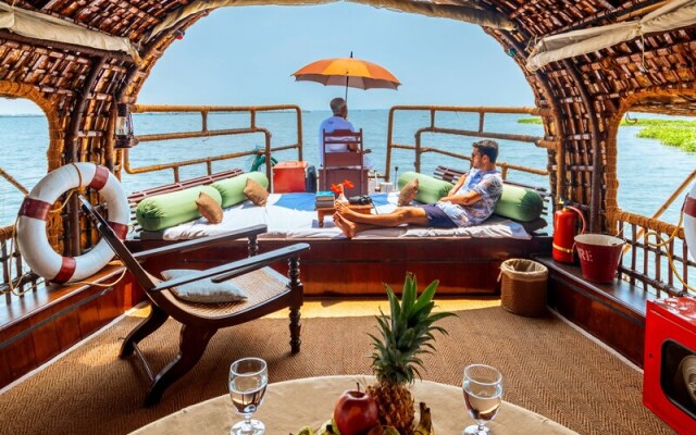 Spice Coast Cruises CGH Earth-Houseboat