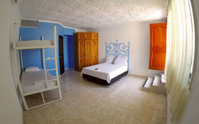 Wonderland Hostel By GB Collection