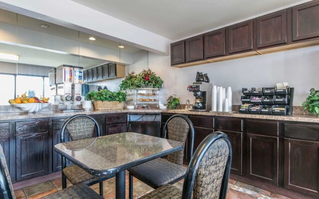 Studio 6 Suites Louisville, KY – Airport/Expo Center