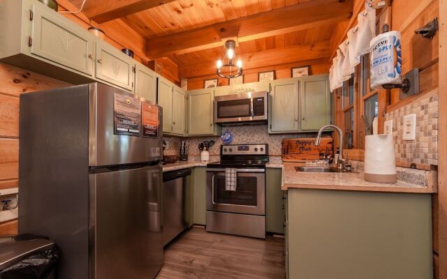 Pappy's Peak 2 Bedroom Cabin by RedAwning