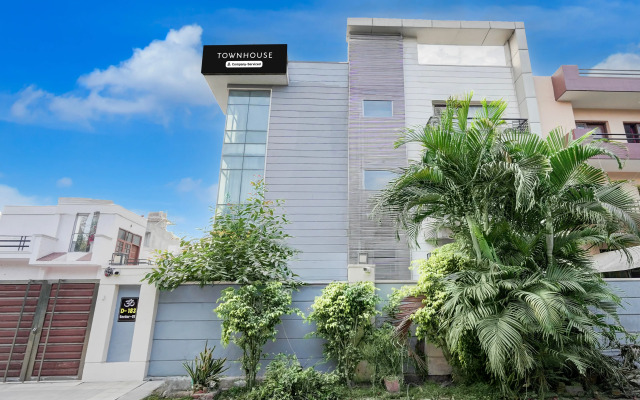 Super Townhouse Sector 51 Noida Near Metro Station