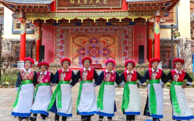Shangri-La 5th Meteorite Light Year Hotel (Dukezong Ancient City Shop) – People – Shangri-La