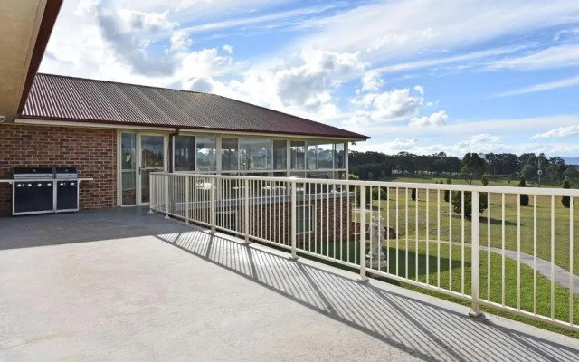 Noble Willow Studio Lovedale. Spacious, with views and pool