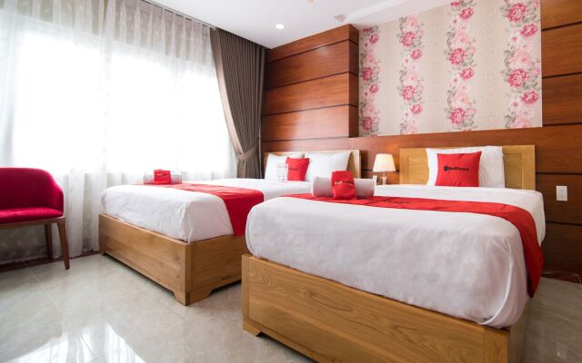 RedDoorz Plus near Tan Son Nhat Airport 2