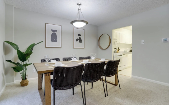 Modern Apt Near Airport & Metro