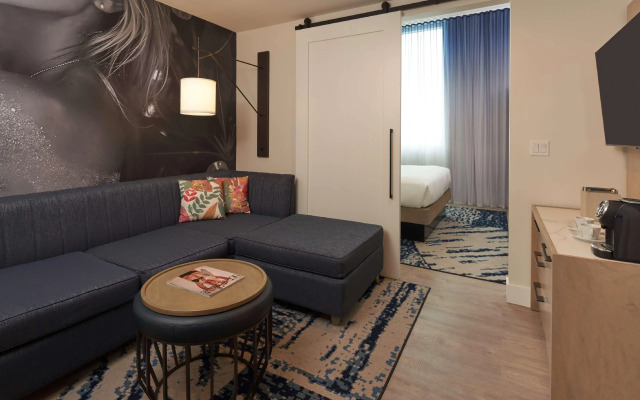 SERENA Hotel Aventura Miami, Tapestry Collection by Hilton