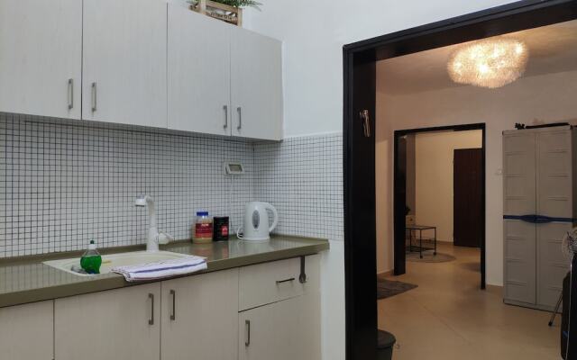 Private & Spacious Apt w Queen Beds PRKG