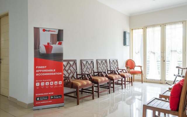 RedDoorz near Siloam Karawaci 3