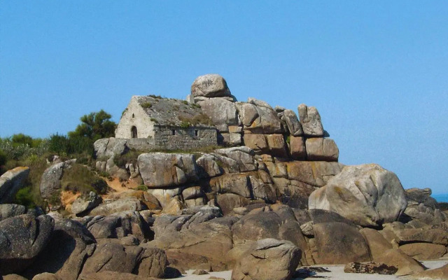 Semi-detached house with sea views, Cléder