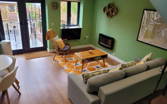 Forest Cedar Lodge, Cinderford, Sleeps 4