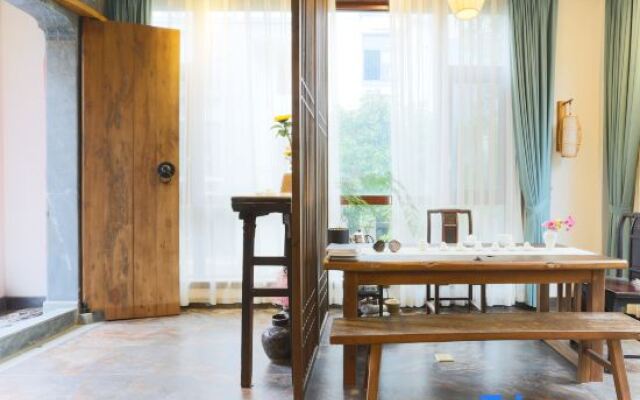 Wuyuan Fangzi Tea Homestay (Wuyuan High-speed Railway Station Xiangao Ancient City Branch)