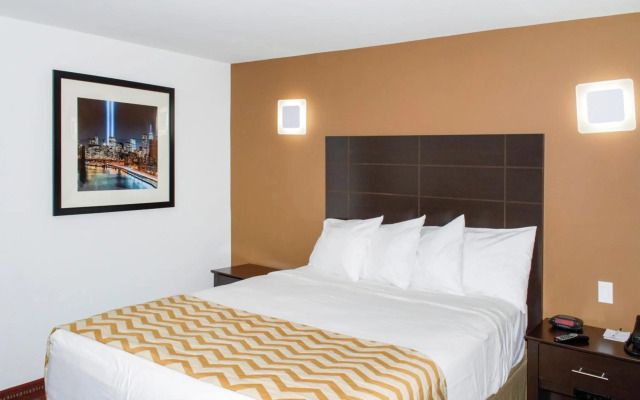 Travelodge by Wyndham Manhasset
