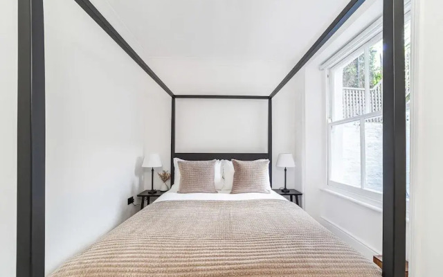 Chic Chelsea Retreat in a Victorian Building